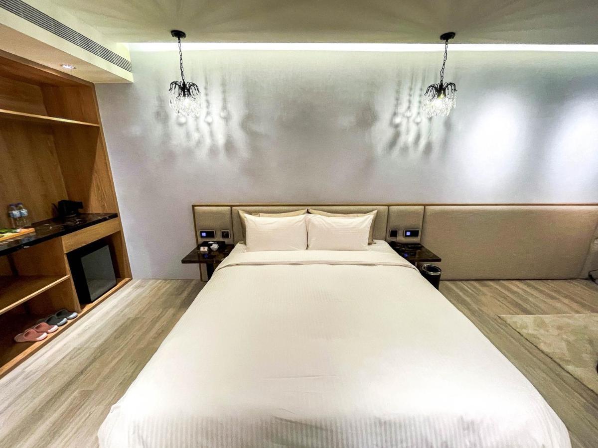 Fifth Avenue Motel Taichung Extérieur photo