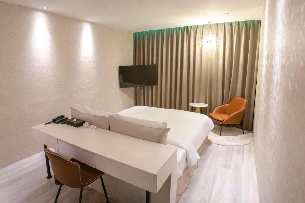 Fifth Avenue Motel Taichung Extérieur photo