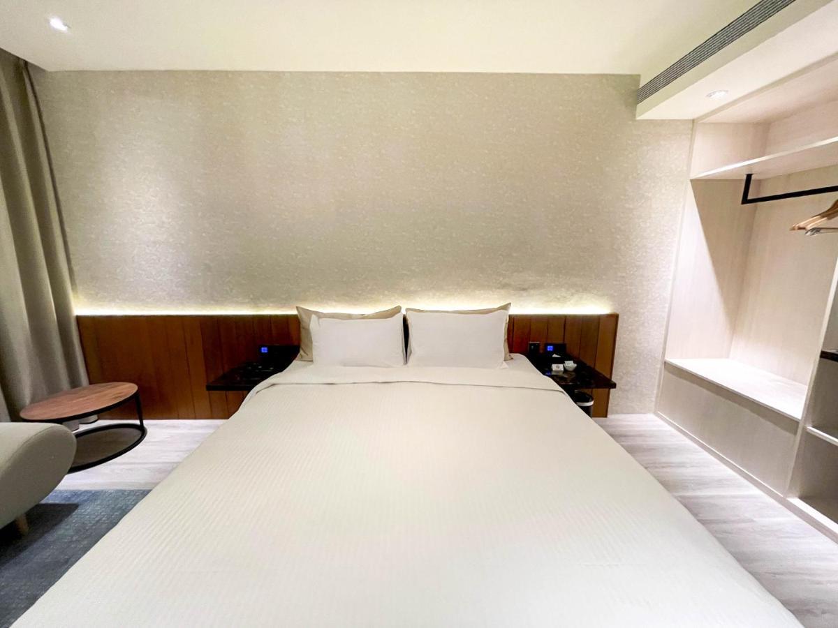 Fifth Avenue Motel Taichung Extérieur photo