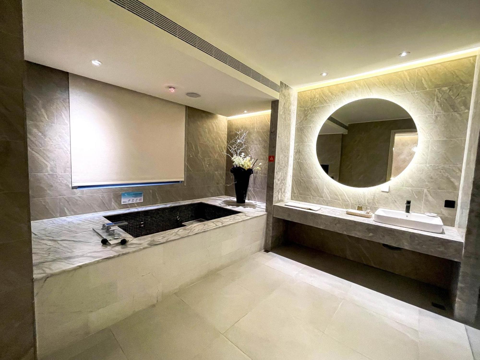 Fifth Avenue Motel Taichung Extérieur photo