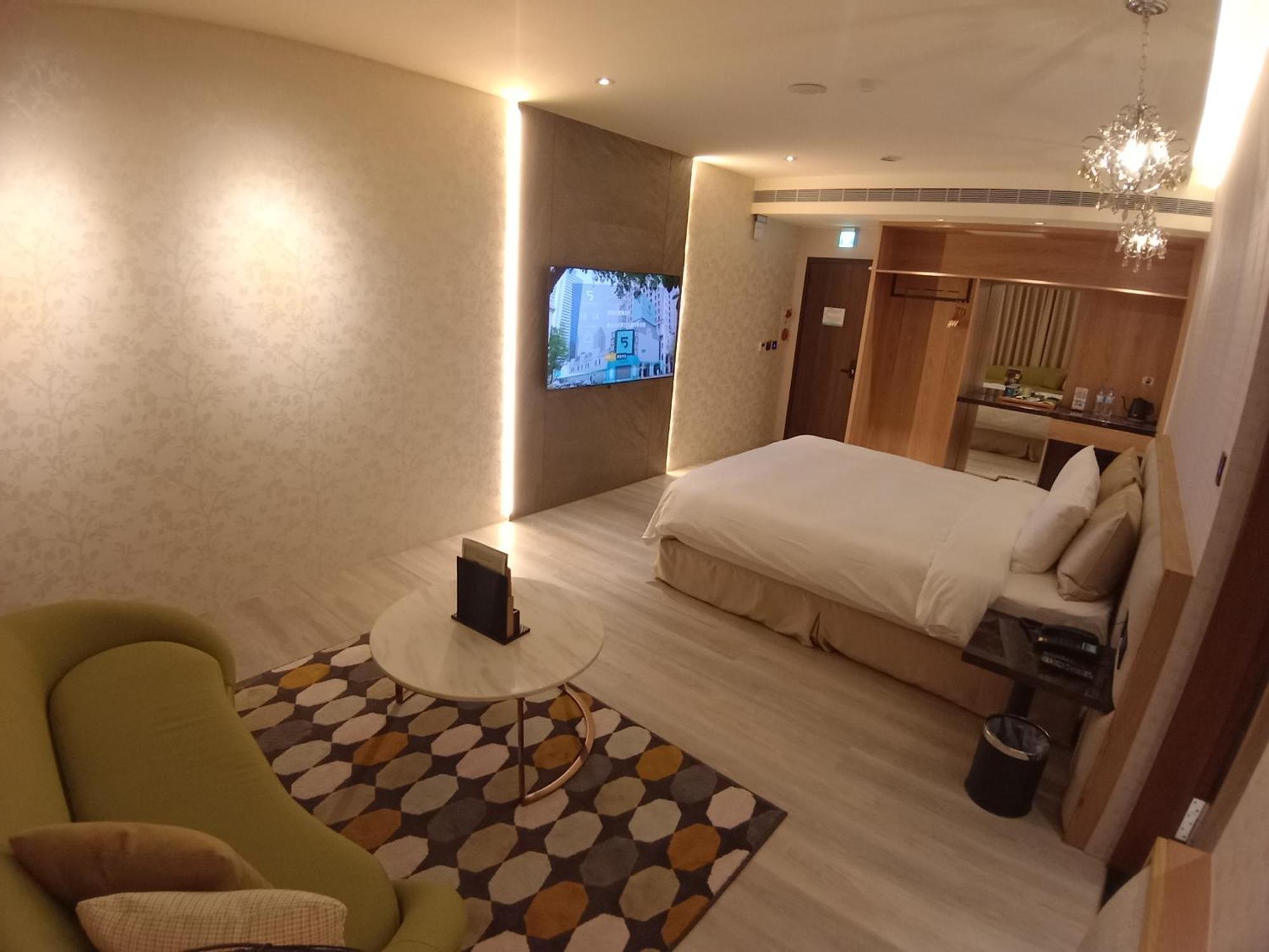 Fifth Avenue Motel Taichung Extérieur photo